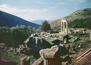 Vue panoramique du site avec le temple tholos au sanctuaire d